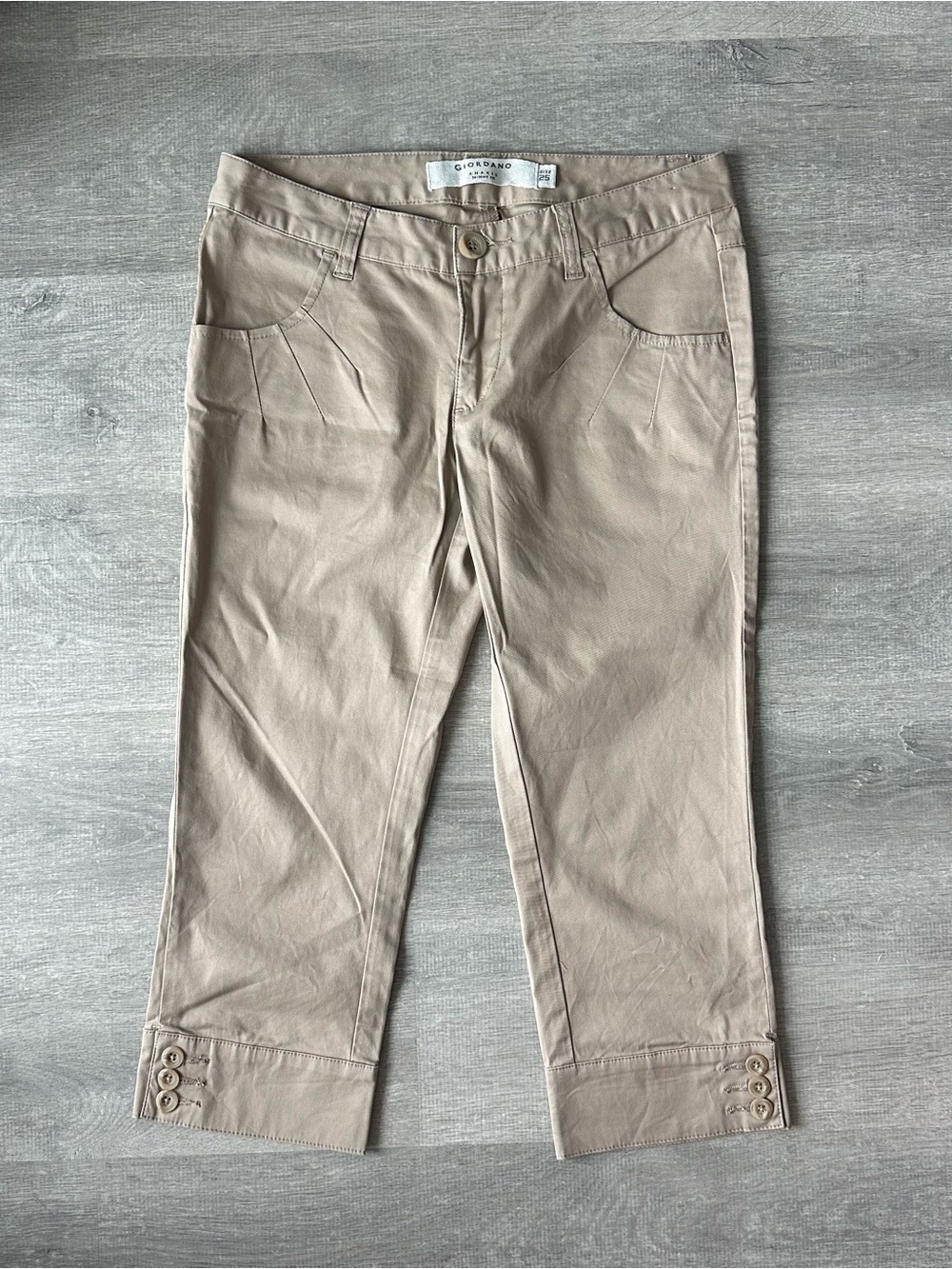 Y2K Gordano low rise khaki capris with button detail